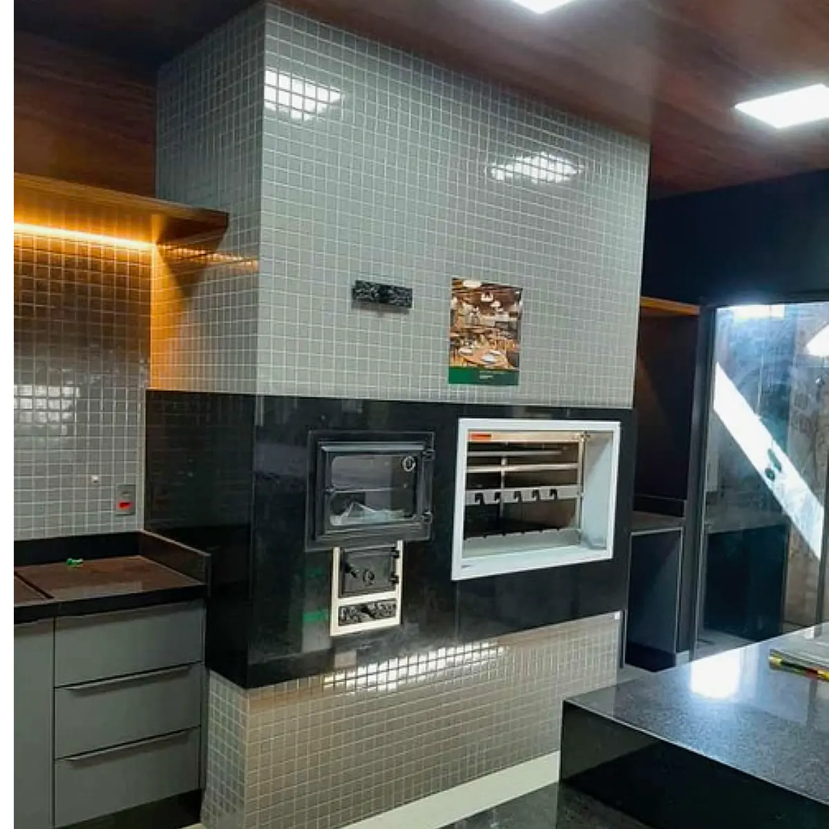 Forno a lenha em aço inox porta de ferro com vidro temperado para embutir na alvenaria