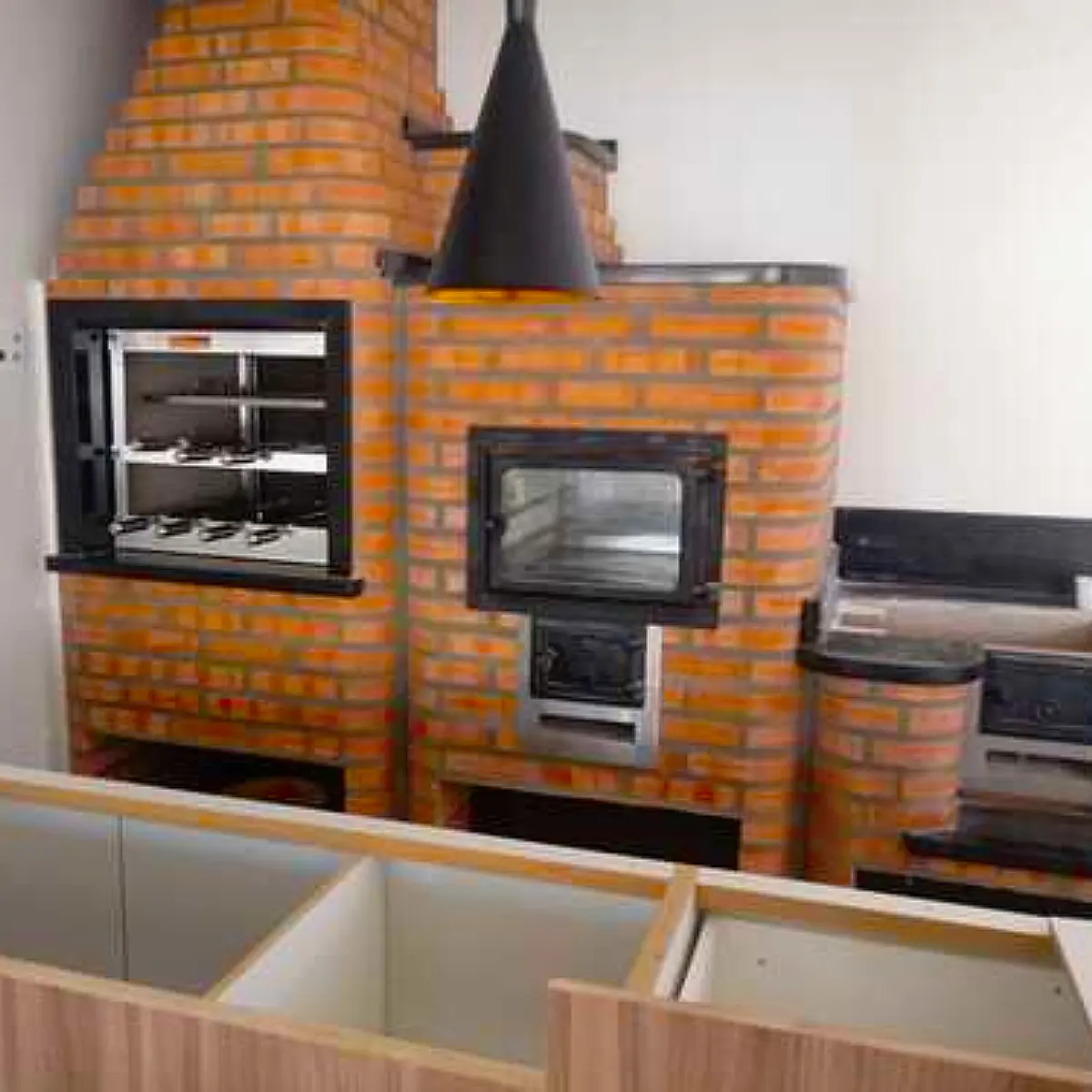 Forno a lenha em aço inox porta de ferro com vidro temperado para embutir na alvenaria