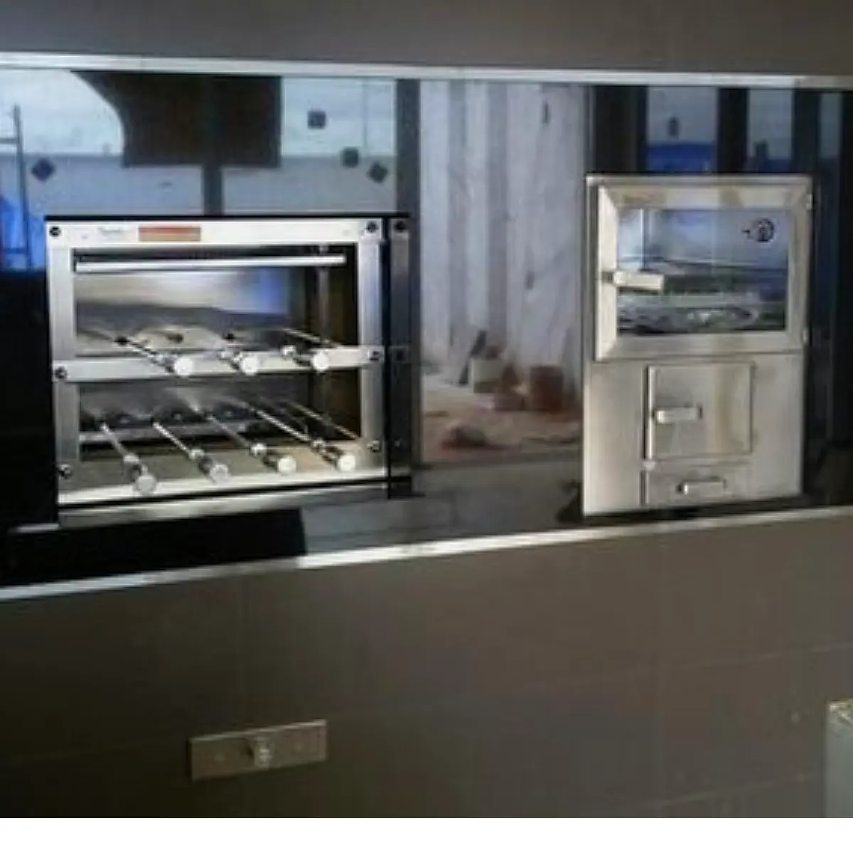 Forno a lenha Tecnogrill em aço inox Ariel com porta vidro para embutir na alvenaria